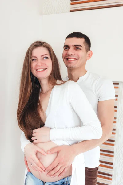 Vacker gravid kvinna och hennes man — Stockfoto