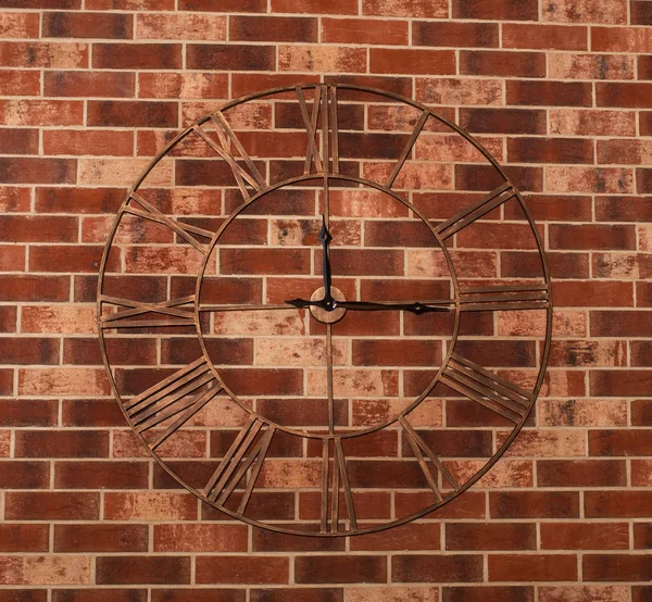 Clock on the brick wall — Stock Photo, Image