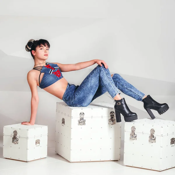 Mooie slanke vrouwelijke mode-model in jeans en denim onderwerp — Stockfoto