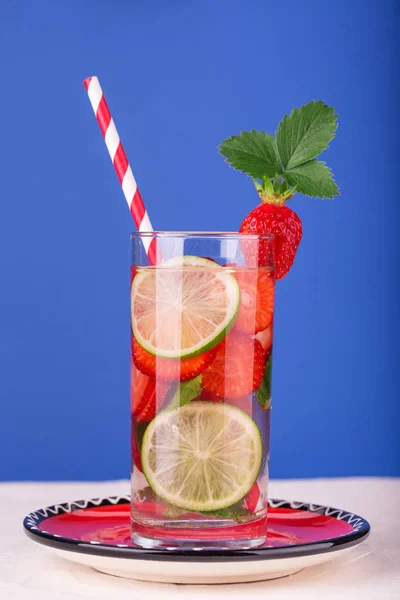 Limonada fresca con fresas, lima y menta — Foto de Stock