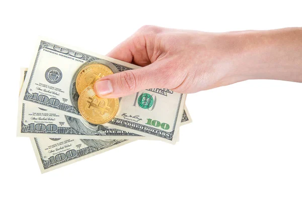 Два золотых биткойна на долларах США в мужской руке. Символ Digitall — стоковое фото