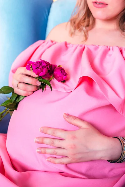 Mulher esperando um bebê em vestido rosa — Fotografia de Stock