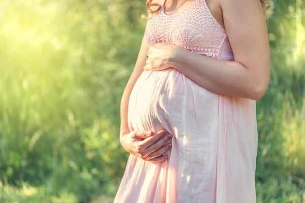 Incinta bella donna in abito rosa — Foto Stock