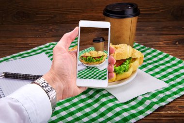etli sandviç fotoğraf çekici üstünde hareket eden telefon