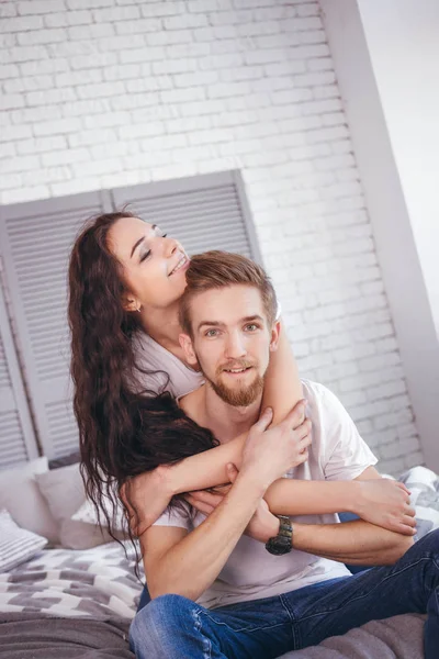 Unga kärleksfulla par i sängen — Stockfoto