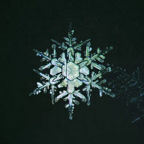 Extreme closeup of natural snowflake — Stock Photo, Image