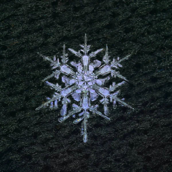 Extreme close-up voor natuurlijke snowflake — Stockfoto