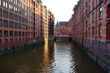 Speicherstadt, tarihi merkezi Hamburg gün batımında