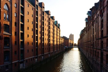 Speicherstadt, tarihi merkezi Hamburg gün batımında