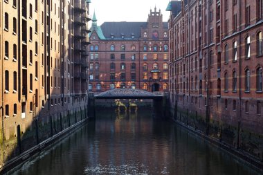 Speicherstadt, tarihi merkezi Hamburg gün batımında