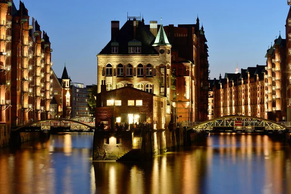 Speicherstadt, historische centrum van Hamburg in schemerlicht — Stockfoto