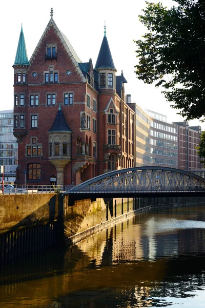 Speicherstadt, historische centrum van Hamburg bij zonsondergang — Stockfoto