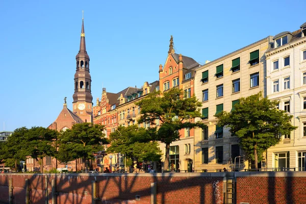 St. Catherine kerk en stadsgezicht in Hamburg, Duitsland — Stockfoto