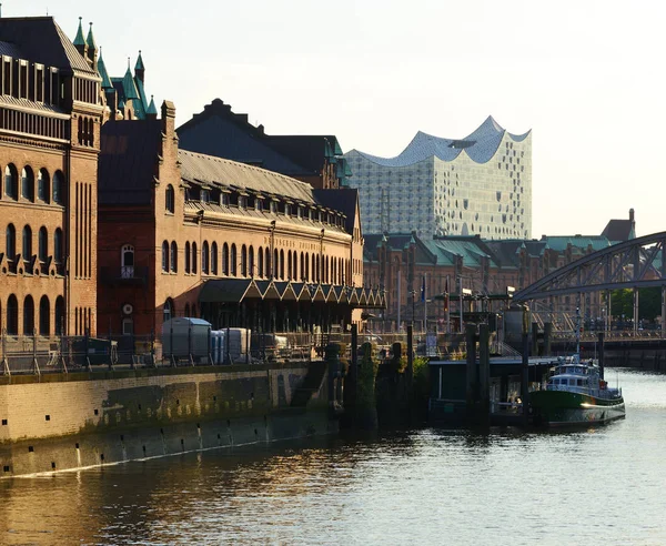 Speicherstadt, centro histórico de Hamburgo al atardecer — Foto de Stock
