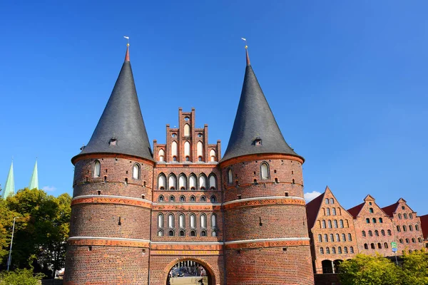Holstentor Gate en Salzspeicher in Lübeck, Duitsland — Stockfoto