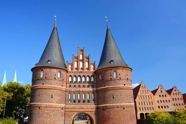 Holstentor Gate y Salzspeicher en Lubeck, Alemania —  Fotos de Stock