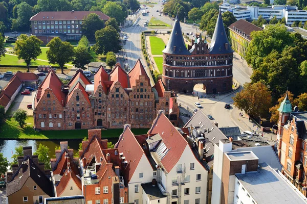 Luchtfoto van Salzspeicher en de poort van de Holstentor in Lübeck, Germa — Stockfoto