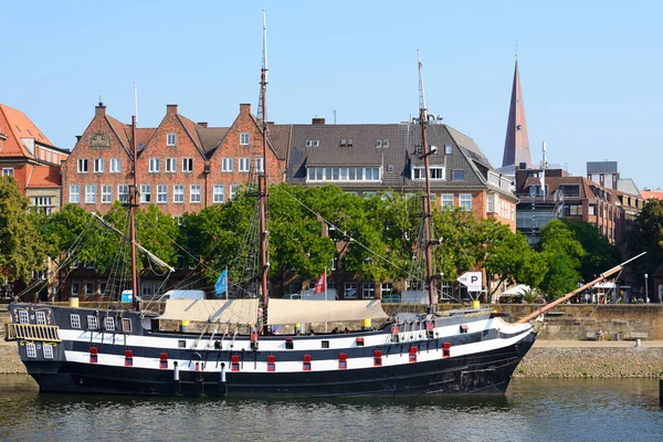 Bremen eski şehir ve eski yelkenli gemi Weser Nehri, Almanya — Stok fotoğraf