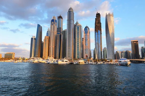 Rascacielos de Dubai Marina desde el golfo persa — Foto de Stock