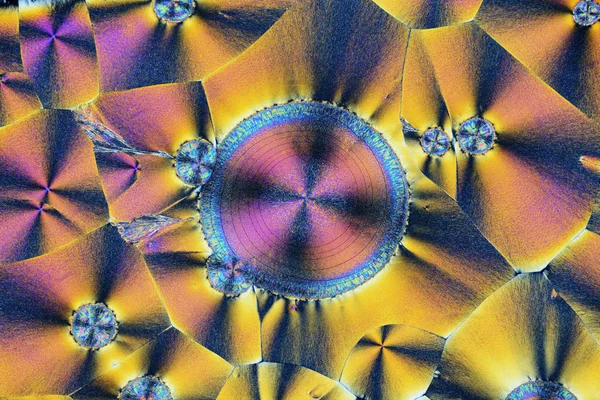 Barevné krystaly Micro v polarizovaném světle — Stock fotografie