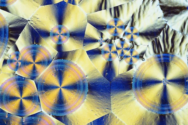 Красочные микрокристаллы в поляризованном свете — стоковое фото