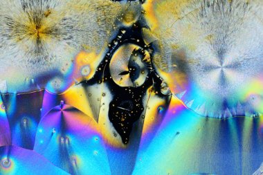 Polarize ışığın renkli mikro kristaller