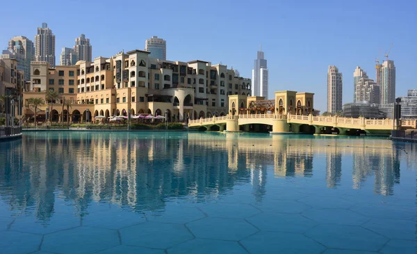 Downtown Dubai gebouwen weerspiegelt in het water — Stockfoto