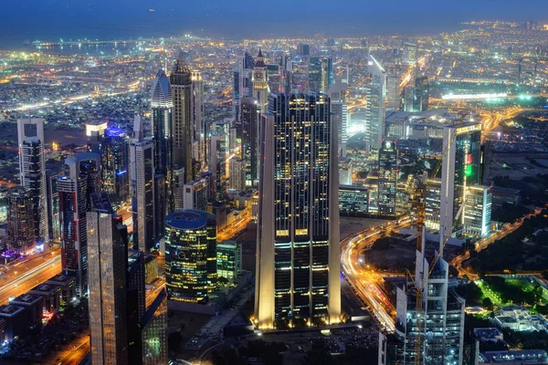 Luchtfoto nacht uitzicht op de wolkenkrabbers van Dubai World Trade center — Stockfoto