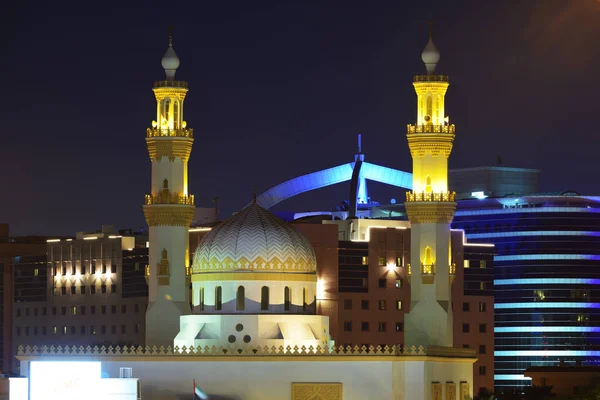 Mezquita Al-Mankhool en Dubai en el fondo de la arquitectura moderna — Foto de Stock