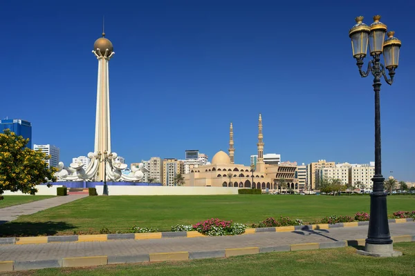 Parque Al Ittihad y mezquita King Faisal en Sharjah — Foto de Stock