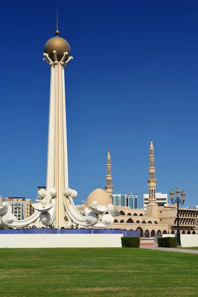 Парк Аль-Іттіхад і короля Фейсала мечеті в місті Шарджа — стокове фото
