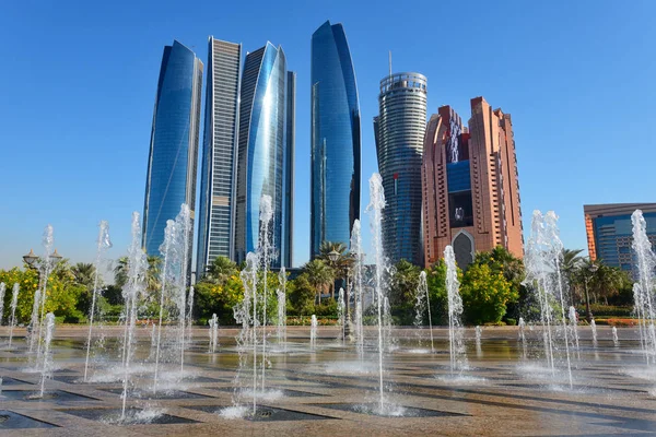 Wolkenkrabbers van Abu-Dhabi, Verenigde Arabische Emiraten — Stockfoto