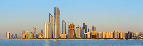 Abu Dhabi cityline o zachodzie słońca — Zdjęcie stockowe