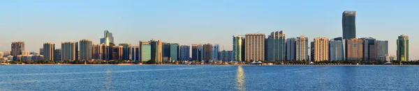 Abu Dhabi cityline naplementekor — Stock Fotó