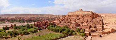 Ouarzazate yakınlarındaki Kasbah Ait Ben Haddou Panoraması. Fas