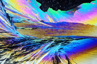 Amonyağ şap erimesinden büyüyen kristallerin mikroskobu ile fotoğraf. Polarize ışık teknolojisi. Soyut sanat duvar kağıdı. Tasarım için arka plan.