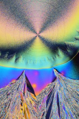 Fotoğraf mikroskop askorbik asit alkol bir çözümden yetiştirilen kristaller aracılığıyla. Polarize ışık teknolojisi. Soyut sanat duvar kağıdı. Arka plan tasarımı için.