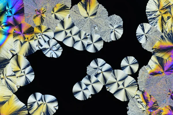 图片通过显微镜生长的晶体从酒精中的抗坏血酸溶液 偏光光技术 抽象艺术壁纸 设计背景 — 图库照片
