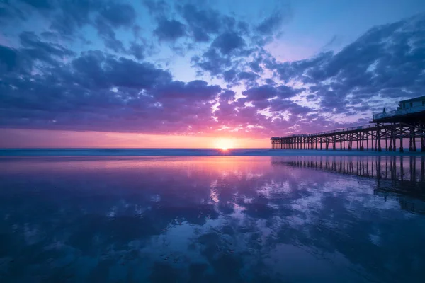 Meereslandschaft Mit Farbenfrohem Sonnenuntergang Und Wasserhaus Hintergrund — Stockfoto