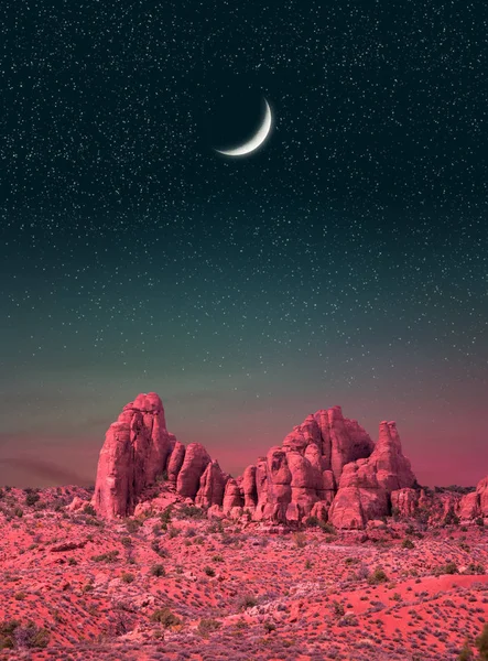 Çöl ve derin, karanlık gökyüzü dev genç ay ve yıldızlar arka plan üzerinde kırmızı taşlarla muhteşem manzara.