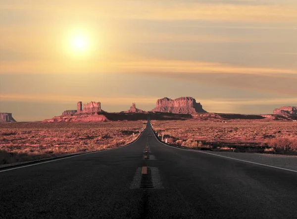 Vista Carretera Vacía Través Del Desierto Cálida Luz Del Sol Imagen De Stock