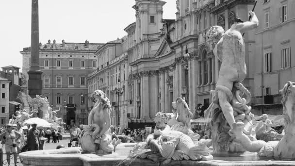 Rom, se i svartvitt av människor gå runt av den Fontana dei Quattro Fiumi — Stockvideo