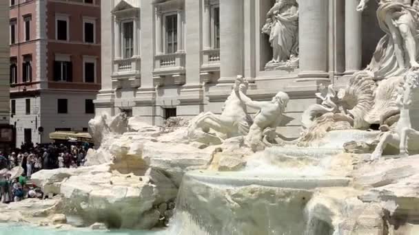 Trevi Çeşmesi (Fontana di Trevi) insanlar kalabalık. Roma, İtalya — Stok video