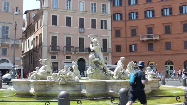 ナヴォーナ広場でネプチューン像。ネプチューンの噴水は、ローマの噴水, — ストック動画
