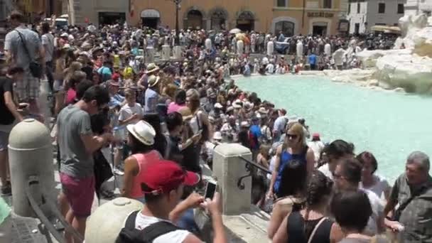 Rome (Fontana di Trevi) Trevi fountain surrounded by crowds of tourists, — Stock Video