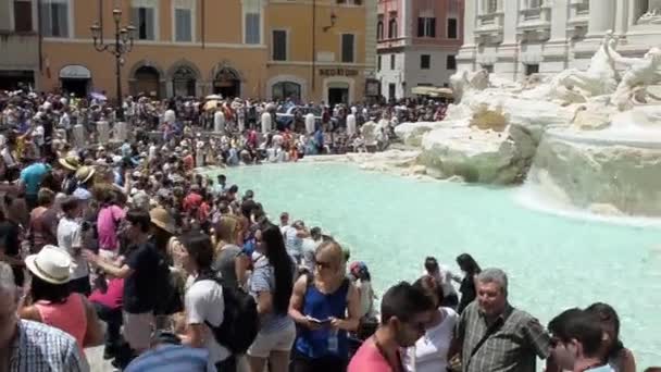 Fontaine de Trevi (Fontana di Trevi) de Rome, entourée par une foule de touristes, — Video