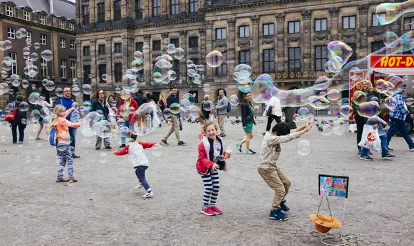 Мыльные пузыри на улице площади Дам в Амстердаме — стоковое фото