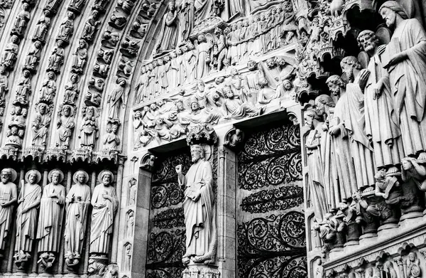 Architectonisch detail van de hoofdingang van de Notre Dame-cath — Stockfoto