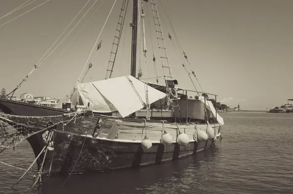 Gamla segelbåt fortfarande i hamnen — Stockfoto