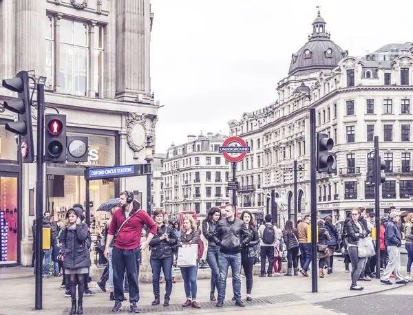 Оставляя станции Oxford Circus в Лондоне Лондон. — стоковое фото